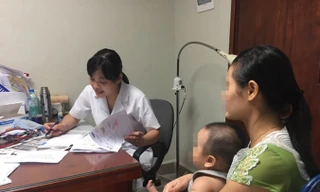 Bác sĩ khám cho bệnh nhi mắc bệnh suy giảm miễn dịch bẩm sinh.