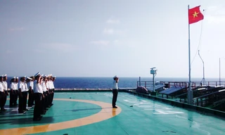 Chào cờ Tổ quốc đầu năm mới ở Nhà giàn DK1.