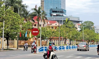 Theo chuyên gia kinh tế, vùng KTTĐ miền Trung nên để nhà đầu tư chất lượng chọn mình (trong ảnh là tòa cao ốc đang hoàn thiện thuộc một dự án trọng điểm về đầu tư tại Huế, do Tập đoàn Vingroup thực hiện).