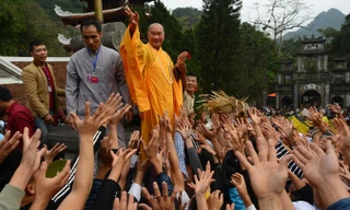 Du khách chen lấn, cướp lộc tại lễ hội Chùa Hương năm 2017.