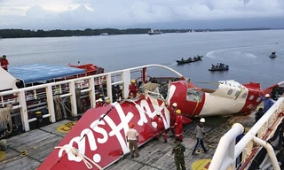 Một mảnh vỡ lớn của máy bay AirAsia tại cảnh Kumai, Pangkalan Bun, Indonesia