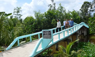 Bà con hân hoan đi trên những cây cầu mới do nhóm xây cầu thiện nguyện xã Tân Long (thị xã Ngã Năm) xây dựng. Ảnh: Cao Xuân Lương.
