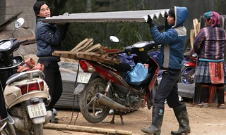 Tấm lợp fibro xi măng vẫn đang gây tranh cãi về mức độ độc hại đến con người. Ảnh: Như ý