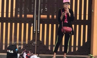 Một trong số ảnh bé Đoàn Thiên Hoàng Peter được đưa lên mạng. Trong ảnh cháu đang vạ vật bên người mẹ phì phèo điếu thuốc.