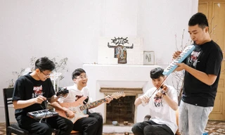 Là một ban nhạc indie, các thành viên của Ngọt đều tự kiêm nhiệm nhiều vai trò trong nhóm.