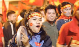 CĐV Việt Nam đang làm mọi cách để có thể ngồi trước màn hình TV cổ vũ cho U23 Việt Nam ở trận đấu chiều nay. Ảnh: Hùng Cường.