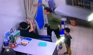Cảnh hành hung bác sĩ tại BV Xanh Pôn, Hà Nội. Ảnh cắt từ clip.