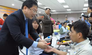 Ông Bang Hyun Woo, Phó Tổng giám đốc Tổ hợp Samsung Việt Nam (người phía trong) và Tổng biên tập báo Tiền Phong Lê Xuân Sơn thăm hỏi, khích lệ và cảm ơn nhân viên, công nhân hiến máu. Ảnh: Xuân Tùng.