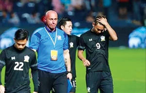 HLV Jankovic (áo xanh) từ chức vị trí HLV trưởng U23 Thái Lan. Ảnh: GETTYIMAGES.