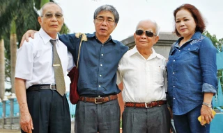 Nhà văn Trung Trung Đỉnh (thứ hai từ trái sang) và bạn bè văn nghệ sỹ.