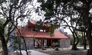 Tam quan mới tinh mọc lên ở chùa Bổ Đà. Ảnh: Hà Phạm.