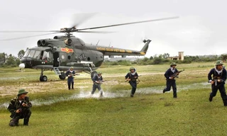 Trực thăng tập trận đổ quân đánh chiếm mục tiêu.