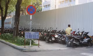 Những bãi xe 'vua' trên vỉa hè trung tâm TPHCM