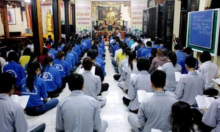 Ngày càng nhiều bạn trẻ tìm đến cửa Phật để hướng thiện. Ảnh: Duy Ngợi