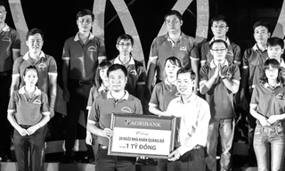 Đại diện Agribank trao tặng chương trình an sinh xã hội của Tỉnh đoàn Thái Nguyên 1 tỷ đồng để xây dựng 20 ngôi nhà Khăn quàng đỏ.