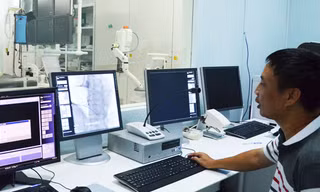 Đêm đêm bác sỹ Điền ở lại phòng máy miệt mài nghiên cứu.