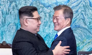 Lãnh đạo Triều Tiên Kim Jong-un và Tổng thống Hàn Quốc Moon Jae-in trong cuộc gặp lịch sử.