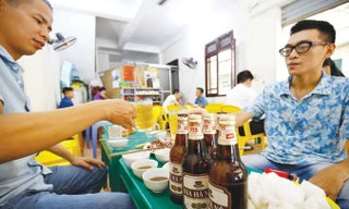 Quý 4/2018, bia chai Bia Hà Nội 450ml sẽ được tiến hành thay đổi nhận diện theo xu hướng trẻ trung và hiện đại hơn. Ảnh: Như Ý.