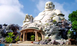 Tượng Phật Di Lặc trên đỉnh núi Cấm, An Giang. Ảnh: Bùi Thụy Đào Nguyên