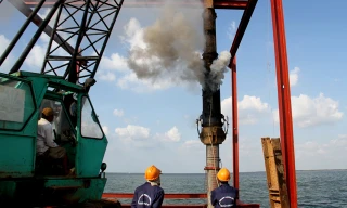 Liên danh nhà thầu gồm Công ty CP Cơ khí Kiên Giang và Công ty Cienco1 đang triển khai đóng móng cọc trụ điện của đường dây 110 kV vượt biển. Ảnh: Đại Dương