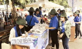 Thanh niên tình nguyện tại kỳ thi Quốc gia 2016.