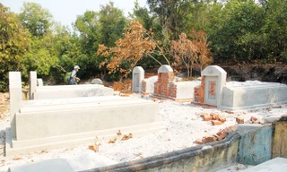 Những ngôi mộ đã bị đình chỉ xây dựng.