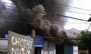 Kho sơn bốc cháy ngùn ngụt, khu dân cư náo loạn