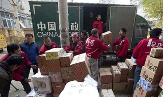 Các nhân viên giao hàng hối hả làm việc trong Ngày Độc thân ở Trung Quốc