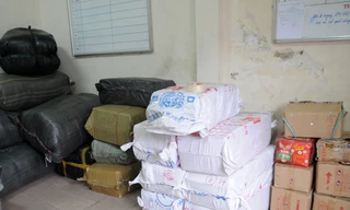 Bắt khối lượng lớn quần áo, đồ chơi nhập lậu tại chợ Đồng Xuân