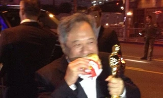 Đạo diễn Lý An vừa cầm tượng Oscar vừa gặm bánh