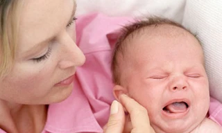 Tại sao bé khóc mỗi khi bú mẹ