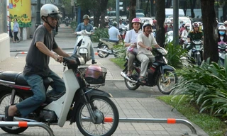 Xe máy vẫn luồn lách khá dễ dàng qua barie lắp trên vỉa hè.