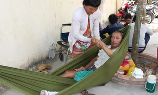 Bà Thu bên cạnh chồng đang nằm võng