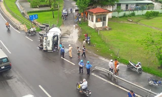 Hiện trường vụ tai nạn khiến xe bồn lật nghiêng