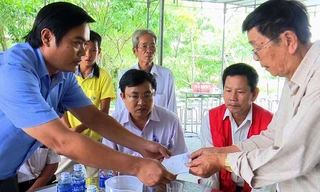  Ông Nguyễn Văn Bình, Phó Chủ tịch UBND huyện (bìa trái), đại diện lãnh đạo địa phương thăm, chia buồn, hỗ trợ kinh phí mai táng cho gia đình nạn nhân đuối nước.