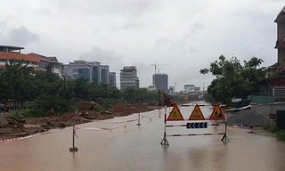 Đường Tố Hữu ngập sâu, đơn vị chức năng cấm xe cộ lưu thông.