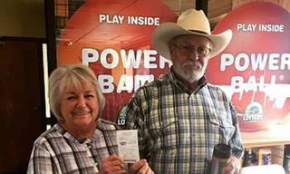 Vợ chồng bà Finchum khoe tấm vé trúng thưởng. Ảnh: ABC.