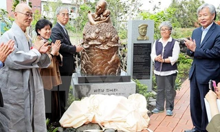 Bức tượng đồng “Xin lỗi Việt Nam” trên đảo Jeju. Ảnh: Yonhap. 