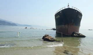 Tàu hút cát tạo lạch để kéo tàu Bình Dương 288 ra khỏi vị trí mắc cạn