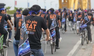 Đạp xe quanh TP. Đà Nẵng cổ động người dân tiết kiệm điện. Ảnh: T.T. 