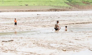  Dân vùng hạ du rất sợ “bom nước” từ những hồ chứa đổ xuống bất ngờ 