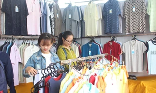 Các mặt hàng thời trang giảm giá thu hút sự quan tâm của đông đảo sinh viên