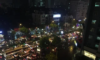 Nhiều tuyến phố ở Hà Nội tê liệt sau mưa giông 
