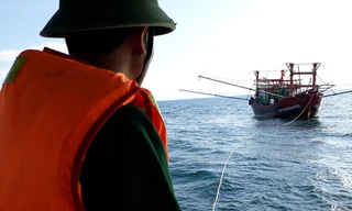 Tàu QB 92400 TS cùng 9 thuyền viên được lai dắt vào bờ an toàn