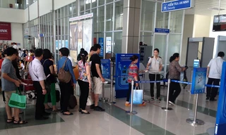 Kiểm soát an ninh vào khu cách ly sân bay. Ảnh minh hoạ