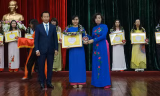 20 cá nhân tiêu biểu được trao giải thưởng “Tỏa sáng Blouse trắng”. Ảnh: T.T.