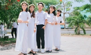 Trần Đình Duy (đứng giữa) là thí sinh duy nhất cả nước đạt điểm 10 môn Văn