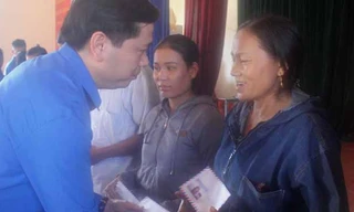 Anh Nguyễn Long Hải Bí thư Trung ương Đoàn cùng Tập đoàn Tân Hiệp Phát trao quà cho người dân Hà Tĩnh. 