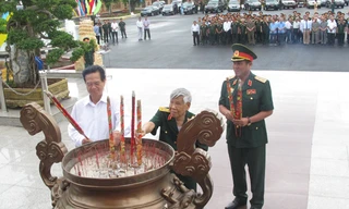 Đoàn đại biểu đến dâng hương tại Tượng đài Chiến thắng Quân khu 9