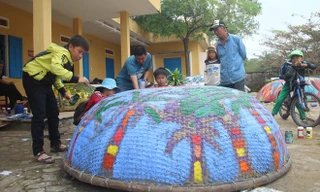 Họa tranh trên thúng, thuyền tại làng biển Tam Thanh